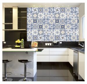Papel de parede adesivo azulejo português aplicado em parede de cozinha moderna